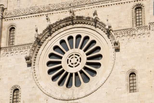 La sobriet� del romanico pugliese?: �� un falso d'autore: fu inventata nel Novecento�